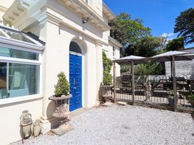 An outdoor area with gravel and a blue door at Holcombe House in Torquay
