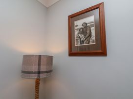 A lamp and a framed photograph on the wall at Tides Reach in Whitby