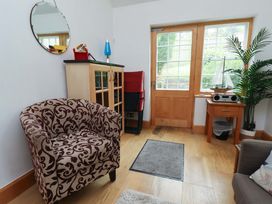 A snug with a chair and a plant at Damson Cottage in Whitby