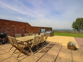 A garden with a dining table and chairs at Hunters Moon in Tenbury Wells