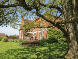 A house with a garden and patio area at Hilltop House in Tenbury Wells