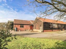 A house with a driveway and garden at Keepers Cottage in West Knoyle
