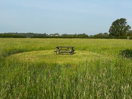 A picnic table in a grassy field at Keepers Cottage in West Knoyle