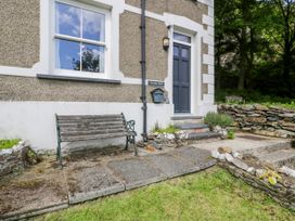 An entrance with a bench and stone steps at Sygun View in Beddgelert