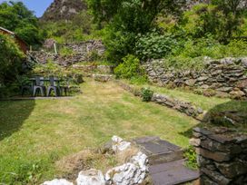 A garden with a table and chairs at Sygun View in Beddgelert