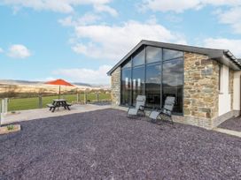 An outdoor area with a table and chairs at Cartref in Trawsfynydd