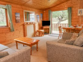 16 Amber Wood Lodge - Hampshire - 1021624 - thumbnail photo 2