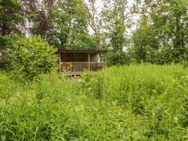 A cabin surrounded by tall grass at Bracken Fern in Eppleby