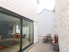 An outdoor area with a dining table and chairs at 21 Alverton Street Penzance