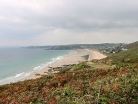 A view of a beach and ocean from a cliff at Stargazy Cottage Praa Sands