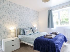 A bedroom with a bed and decorative items at 8 Glan Ysgethin in Barmouth