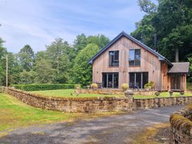 A house with garden and pathway at Romsey Lodge in Wark