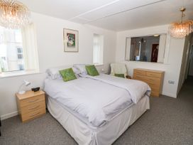 Sea View Apartment - North Wales - 1026229 - thumbnail photo 11