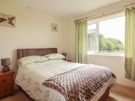 A bedroom with a bed and a window at Underlanes in Boscastle