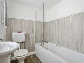 A bathroom with a bathtub, toilet, and sink at Milton Manor in Milton On Stour