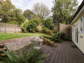 A garden with a table and chairs at Tregona Buckland Monachorum near Yelverton