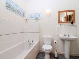 A bathroom with a bathtub, toilet, and sink at Tregona Buckland Monachorum near Yelverton