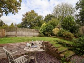 A garden with a table and chairs at Tregona Buckland Monachorum near Yelverton