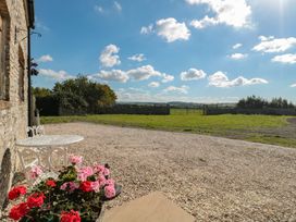 An outdoor area with flowers and a table at Bramble Cottage in Somerton