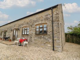 An outdoor seating area with a table and chairs at Bramble Cottage in Babcary near Lydford-On-Fosse