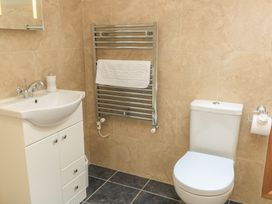 A bathroom with a sink and toilet at Badger Cottage in Babcary near Lydford-On-Fosse