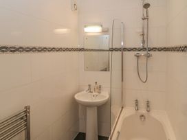 Apartment 4 - North Yorkshire (incl. Whitby) - 1034058 - thumbnail photo 12
