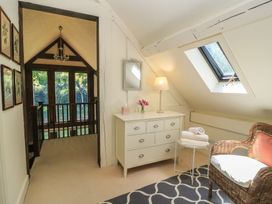 A landing area with a chest of drawers and a mirror at The Barn at Frog Pond Farm Antsy near Tisbury