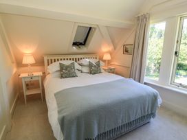 A bedroom with a bed and bedside tables at The Barn at Frog Pond Farm in Antsy near Tisbury