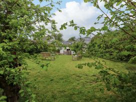 A garden with grass and seating at Brynawelon Newport, Pembrokeshire