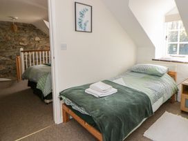 A bedroom with two beds at Middle Cottage, Newport, Pembrokeshire
