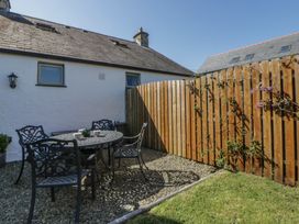 A garden with a table and chairs at Middle Cottage in Newport, Pembrokeshire