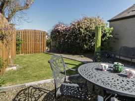 A garden with a table and chairs at Middle Cottage in Newport, Pembrokeshire