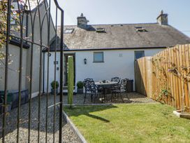 A garden with a table and chairs at Middle Cottage Newport, Pembrokeshire