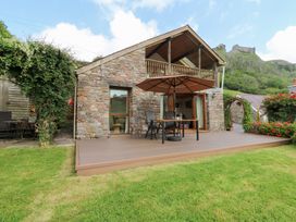 A house with a patio and umbrella at Dan Castell Cottage, Llandeilo, Carmarthenshire