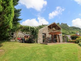 A house with balcony and garden furniture at Dan Castell Cottage in Llandeilo, Carmarthenshire