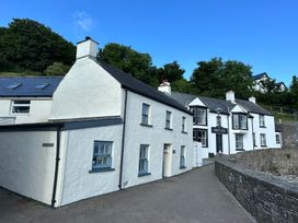 A cottage with a sign at the Swan Inn in Little Haven, Pembrokeshire