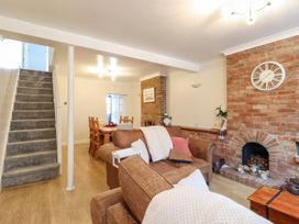 7 Oaklands Terrace - Suffolk & Essex - 1036583 - thumbnail photo 5