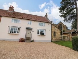 A house with a flowerbed in front at Weavers Cottage in Carlton-in-Cleveland near Stokesley