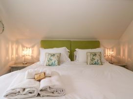 A bedroom with a bed and bedside lamps at Weavers Cottage in Carlton-in-Cleveland near Stokesley
