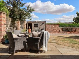 A garden with chairs and a table at 1 Church Barns in Pocklington