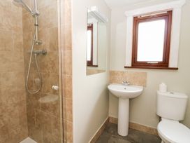 A bathroom with a shower, sink, and toilet at Mountain View in Rhayader
