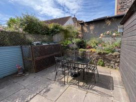 A garden with a table and chairs at 3 Lowerbourne Terrace in Porlock