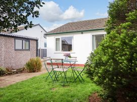A garden with a table and chairs at Castle Cove in Abergele