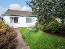 A garden with a table and chairs at Castle Cove in Abergele