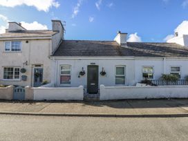 A house with a door and windows at 3 Tyn Giat Penysarn near Amlwch
