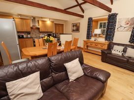 A living room with a dining area and kitchen at Stable D'or in Embleton