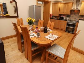 A dining room with a table and chairs at Stable D'or in Embleton