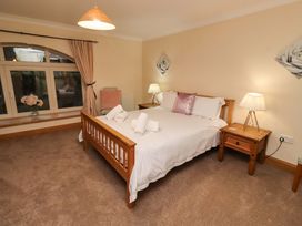 A bedroom with a bed and bedside tables at Stable D'or in Embleton