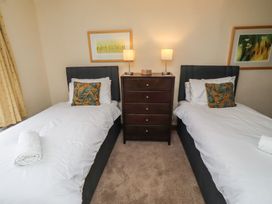 A bedroom with two single beds and a chest of drawers at The Retreat Embleton