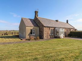 A house with a garden and pathway at The Retreat in Embleton